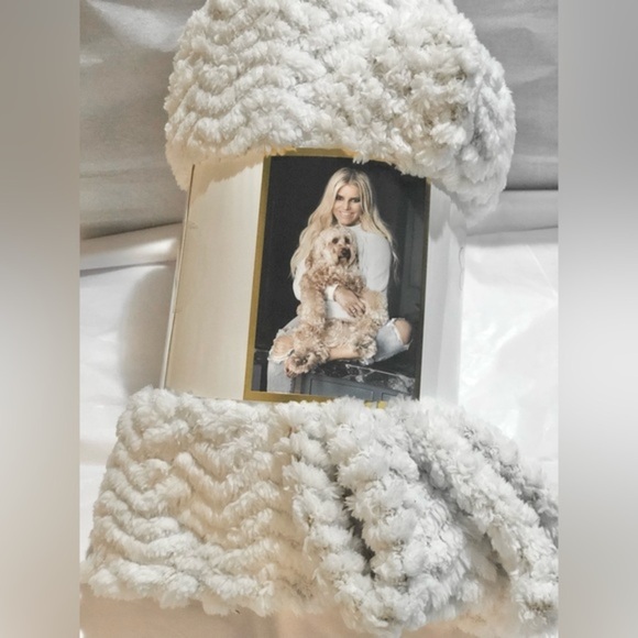 Jessica Simpson pet white faux fur cozy ultra plush pet throw blanket size 40x50 - Picture 1 of 14